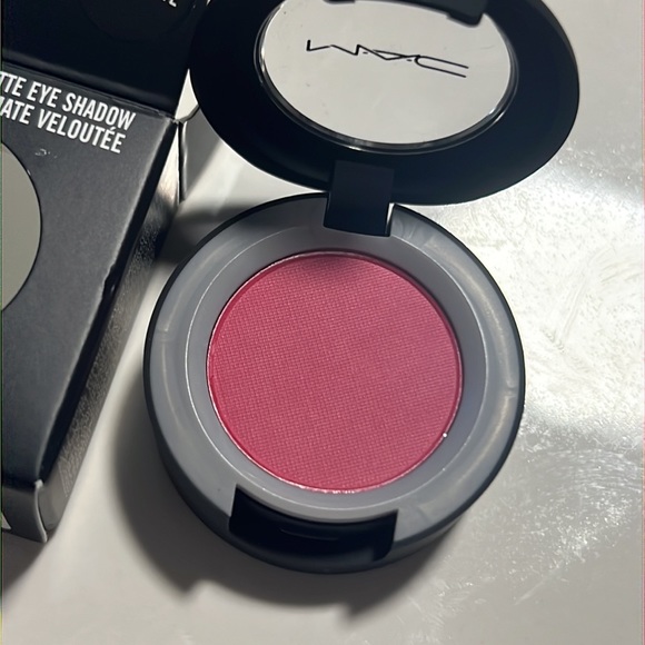 💕🌙Mac Fall In Love Powder Kiss Eyeshadow - Picture 3 of 10